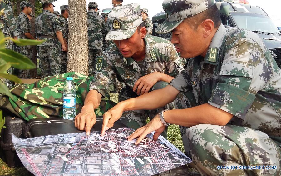 Militares de defensa antiquímica entran en zona de explosiones en Tianjin