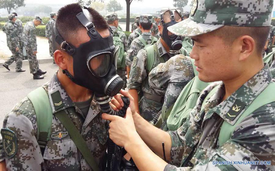 Militares de defensa antiquímica entran en zona de explosiones en Tianjin