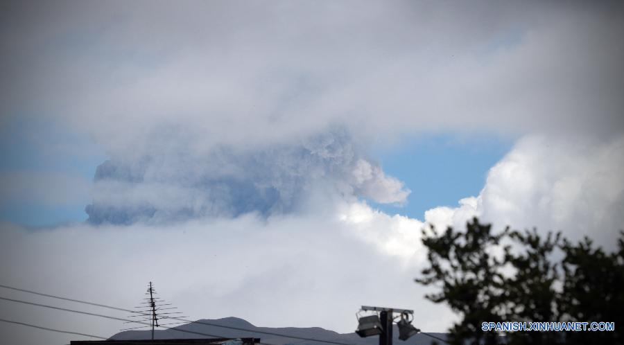Volcán ecuatoriano Cotopaxi registra explosiones con ceniza