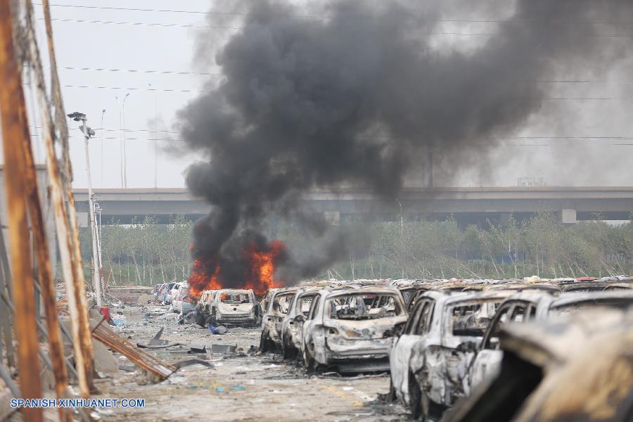 Almacén de explosión en Tianjin en llamas otra vez
