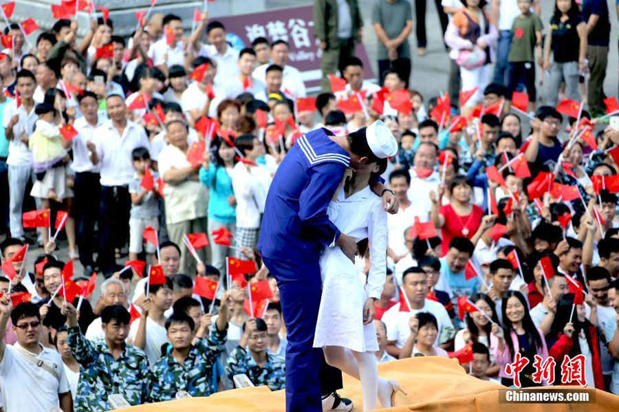 Una pareja china recrea el famoso beso de la victoria sobre una excavadora mecánica
