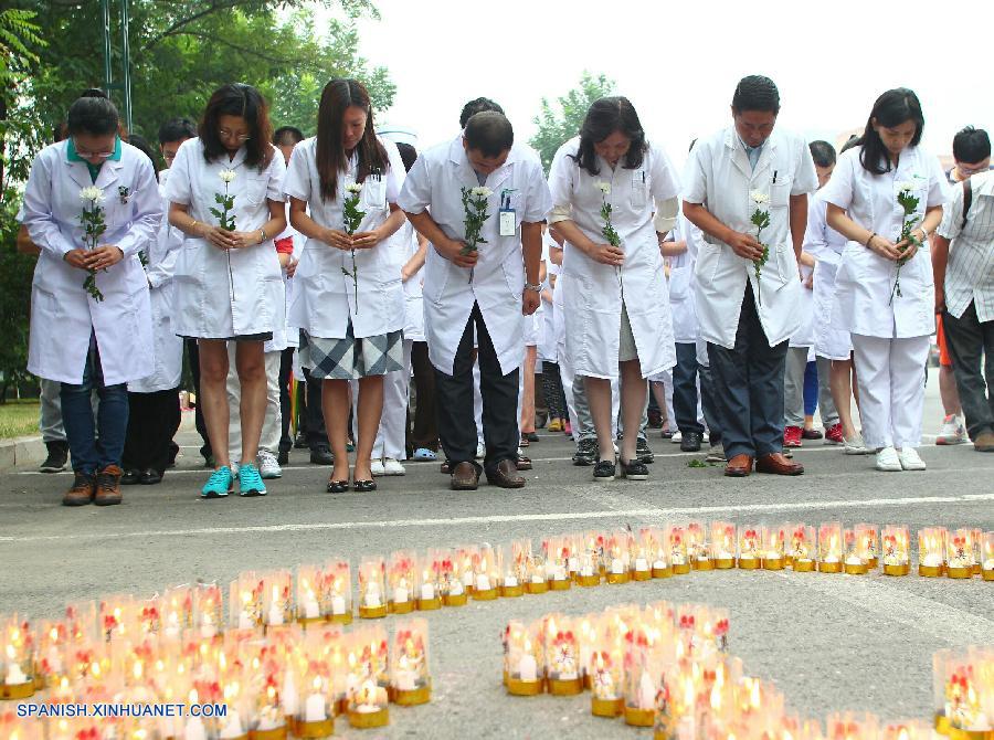 Celebrada ceremonia de duelo por fallecidos en explosión de Tianjin