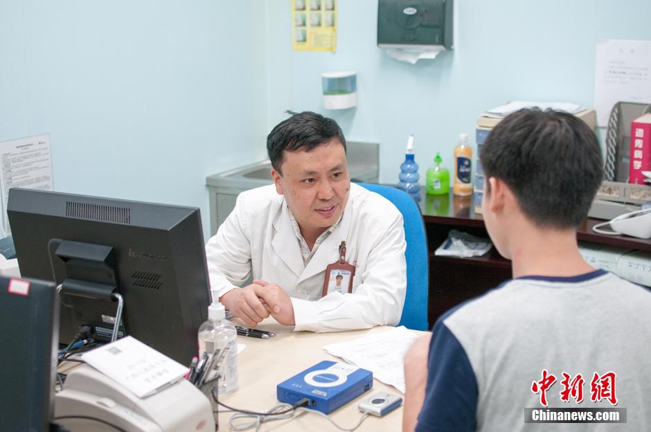 Un donante de esperma consulta a un miembro del personal del banco de semen. (CNS/Huang Weiming)