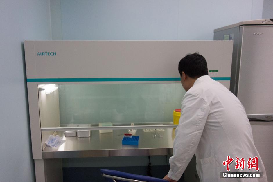 El trabajador trata una muestra de esperma en la mesa. (CNS/Huang Weiming)