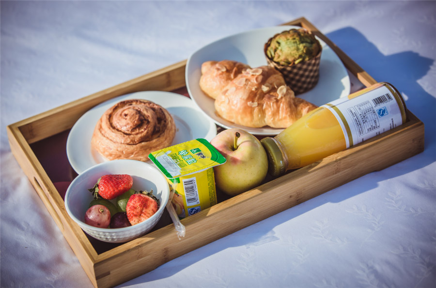 El desayuno incluía pan, fruta, zumo de naranja y yogur. [Foto chinadaily.com.cn]
