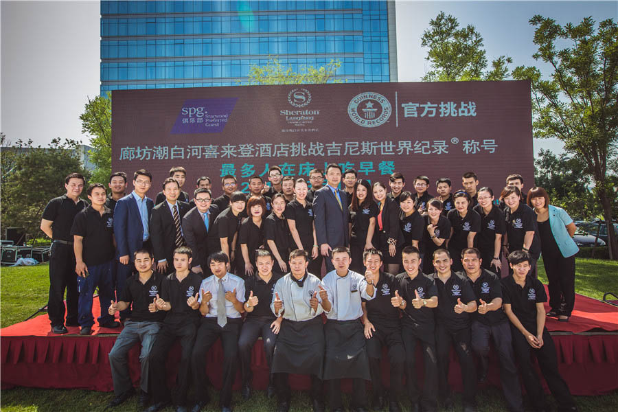 Los trabajadores del hotel Sheraton Langfang Chaobai River después de conseguir el récord. [Foto chinadaily.com.cn]