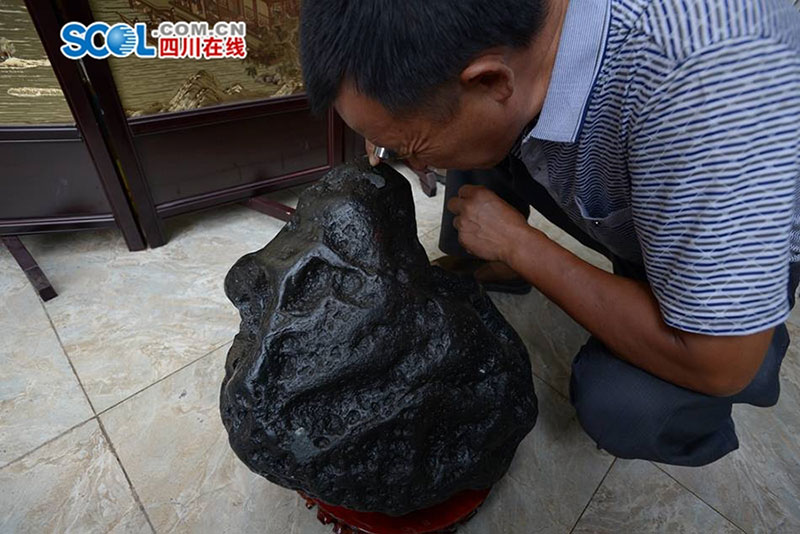  Feng recoge extrae una muestra de lo que podría ser un meteorito en la ciudad de Mianyang, provincia de Sichuan. (Foto /scol.com.cn)