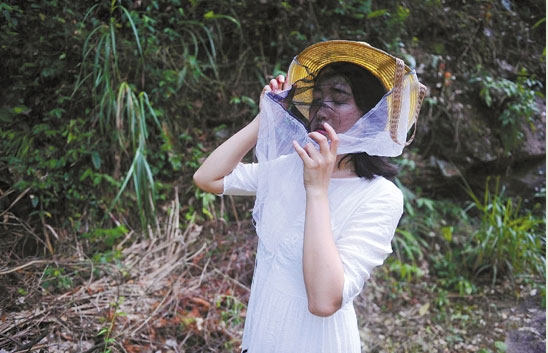 Chen Xiaoyun, una joven hermosa, busca miel en las montañas. (Foto/zjnews.zjol.com.cn)