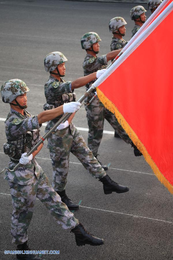 Fotos de entrenamiento para desfile militar de Día de Victoria
