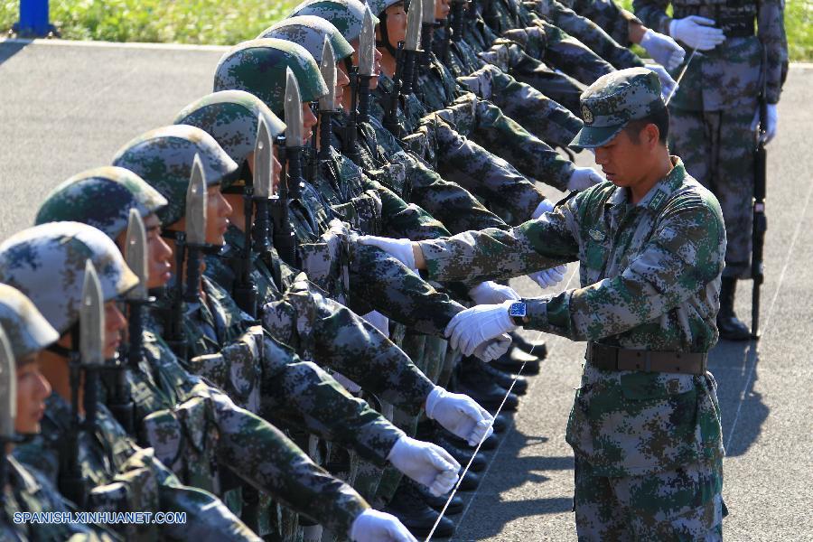 Fotos de entrenamiento para desfile militar de Día de Victoria