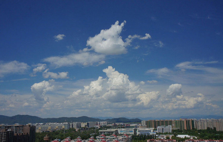 Vistas de las montañas del oeste de Pekín desde un rascacielos, el 22 de agosto de 2015. 