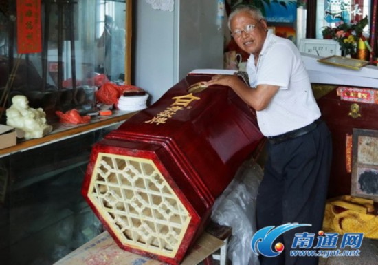 Anciano fabrica un erhu gigante para batir el récord Guiness