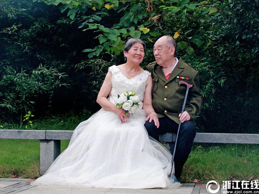 Cuatro parejas de más de 80 años se hicieron fotos de boda en la ciudad de Jinhua, provincia de Zhejiang, el 14 de agosto, con la ayuda de estudiantes de la Universidad Normal de Zhejiang. [Foto/zjol.com.cn]
