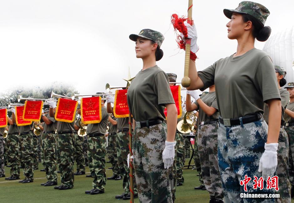 Imágenes de la base de entrenamiento para el desfile militar