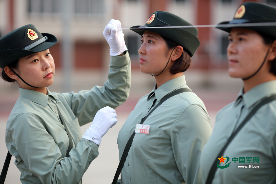 Vida cotidiana de soldadas durante entrenamiento para el desfile militar