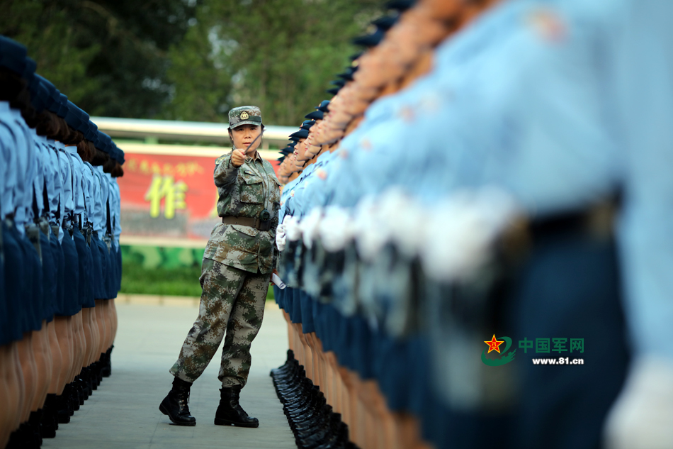 Vida cotidiana de soldadas durante entrenamiento para el desfile militar