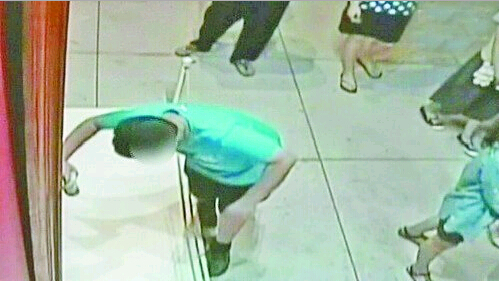 Un niño tropieza y rompe un cuadro valorado en millones de dólares en Taiwán