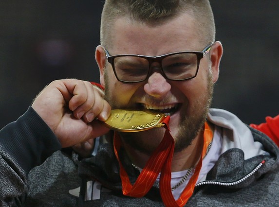 El campeón del martillo en Pekín paga el taxi con su medalla de oro