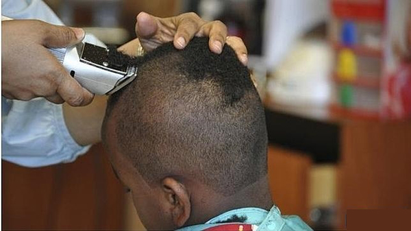 Un peluquero corta gratis el pelo si los niños leen un libro