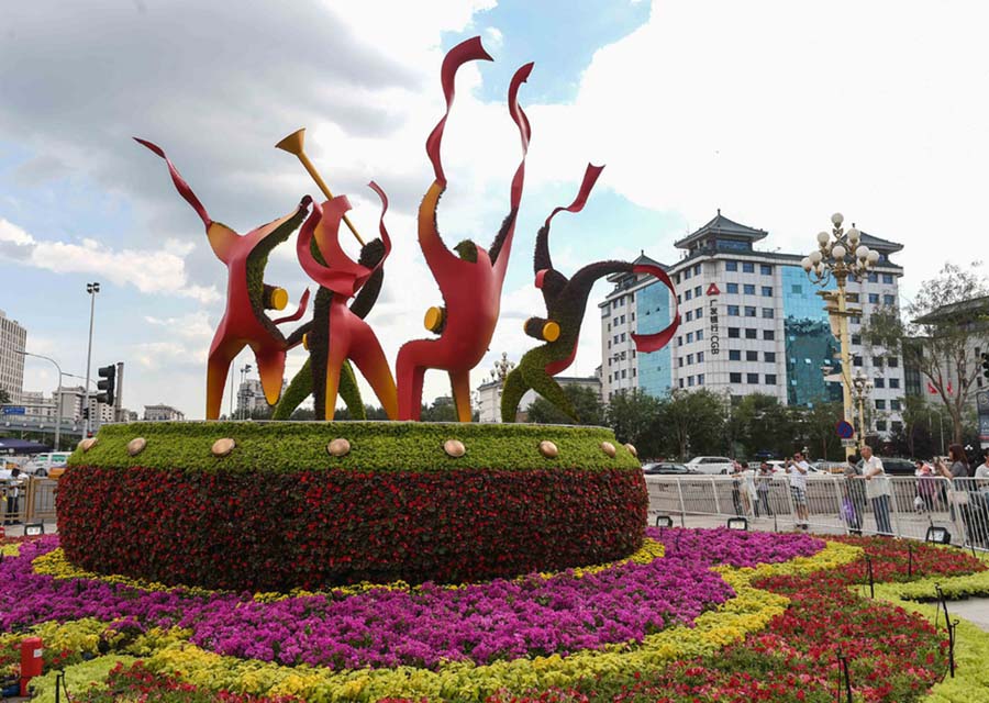 Decoración floral cerca de la Plaza Tian´anmen para el desfile militar del 3 de septiembre. [Foto/Xinhua]