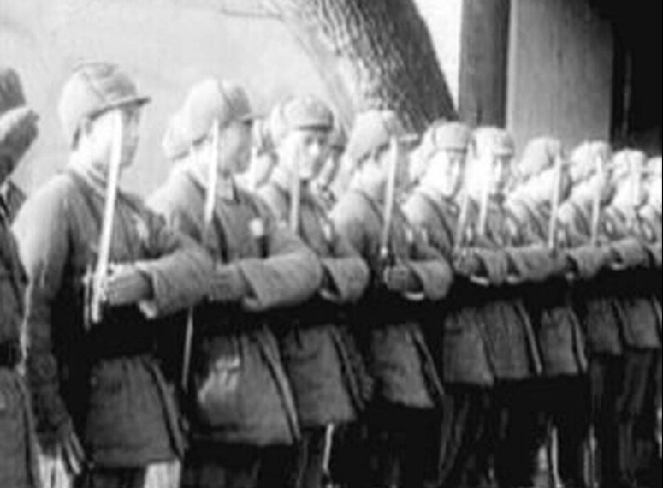 El 16 de octubre de 1949 se formó la Guardia de Honor de China. Los soldados por aquel entonces usaban los abrigos que arrebataron a los militares japoneses, y recibieron a su primer su primer invitado extranjero, el embajador soviético en China, Nikolai Vasilevich Roschin. [Foto/news.cn]