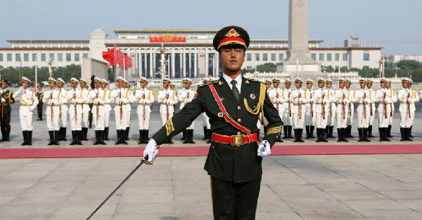 En 19 de agosto de 2014, la Guardia de Honor lució un nuevo tipo de uniforme ceremonial y asumió la labor de organizar ceremonias por primera vez con la bienvenida al presidente Islam Karimov de Uzbekistán. [Foto/news.cn]