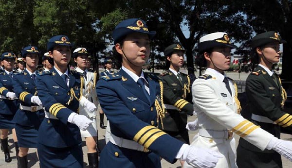El 12 de mayo de 2014, 13 mujeres soldados debutaron en la Guardia de Honor durante la bienvenida al presidente Gurbanguly Berdymukhamedov de Turkmenistán, convirtiéndose en el primer grupo femenino de la Guardias de Honor en la historia de China. [Foto/news.cn]