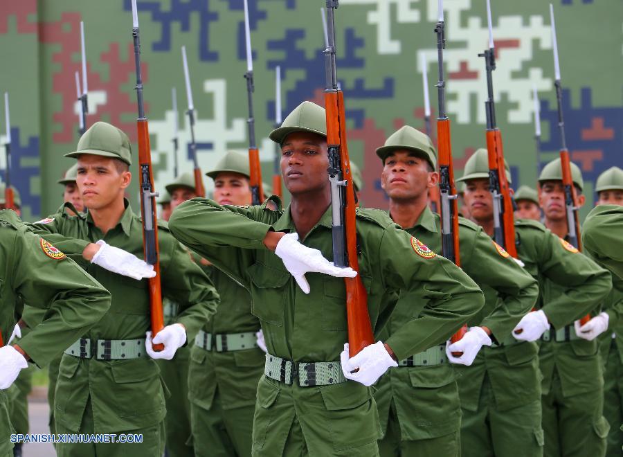 Entrenan los soldados extranjeros para el desfile militar（Cuba）