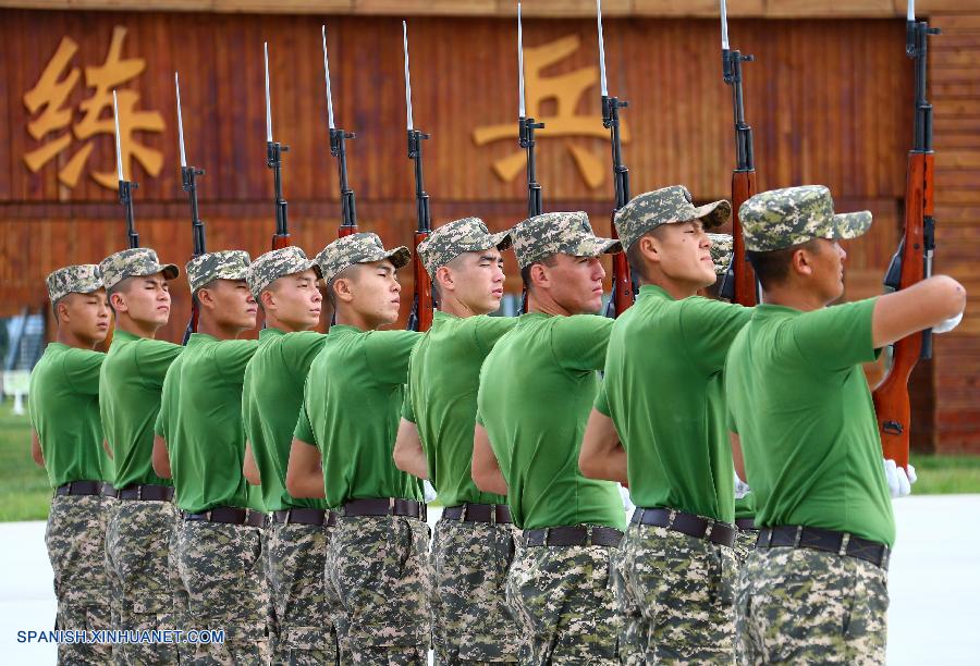 Entrenan los soldados extranjeros para el desfile militar（Mongolia）