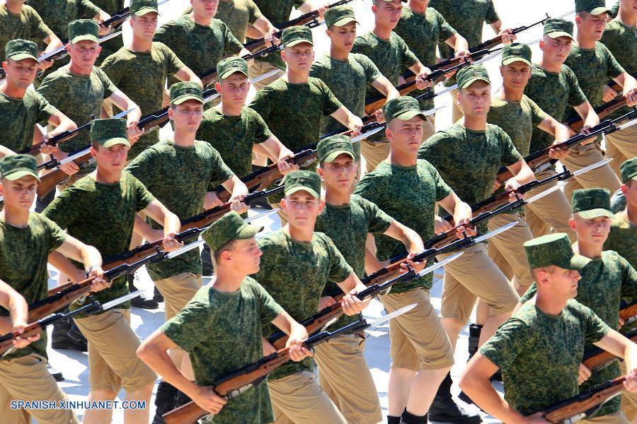 Entrenan los soldados extranjeros para el desfile militar（Bielorrusia）