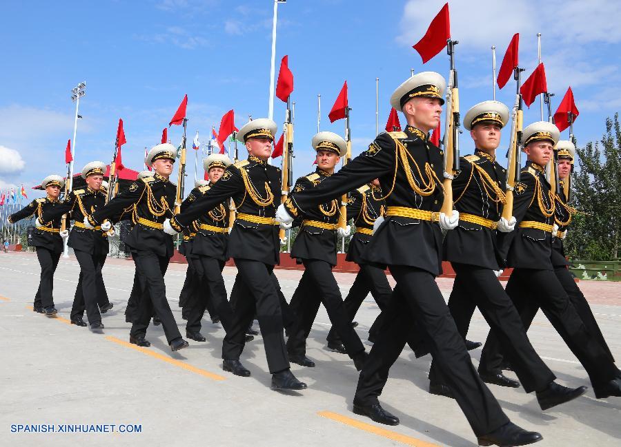 Entrenan los soldados extranjeros para el desfile militar（Rusia）