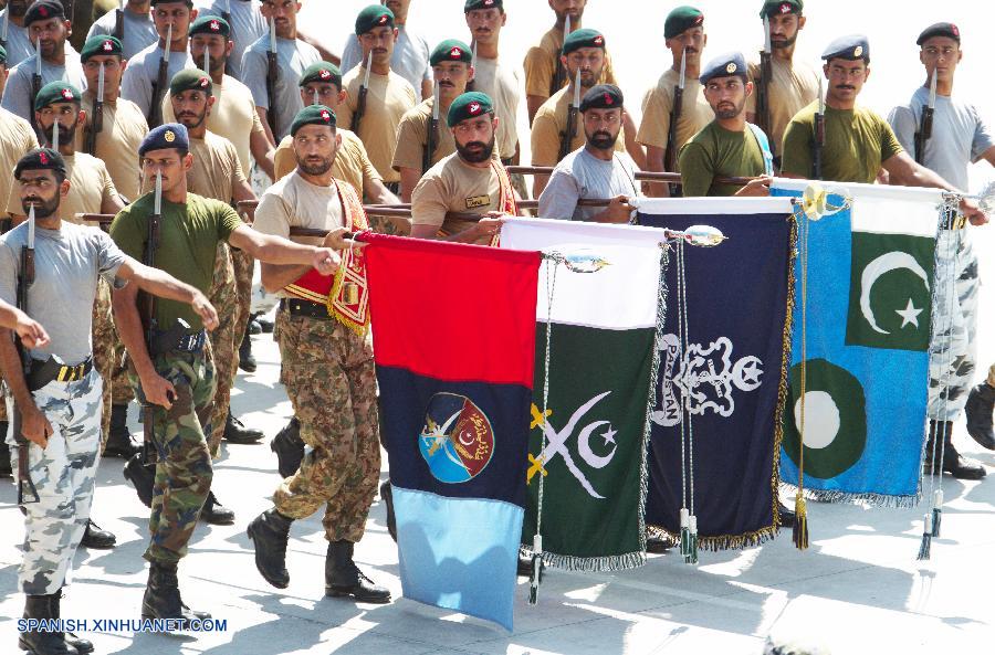 Entrenan los soldados extranjeros para el desfile militar（Pakistán）
