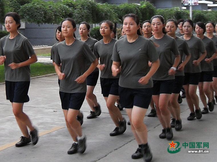 Las bellas artistas en la banda militar para el desfile del Día de Victoria