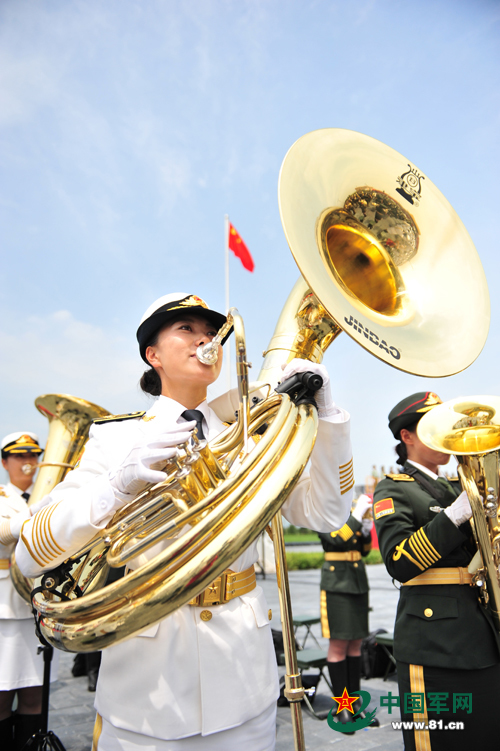 Las bellas artistas en la banda militar para el desfile del Día de Victoria