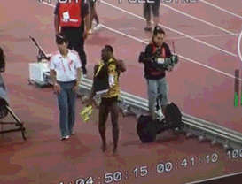 Bolt, derribado en Pekín por un camarógrafo