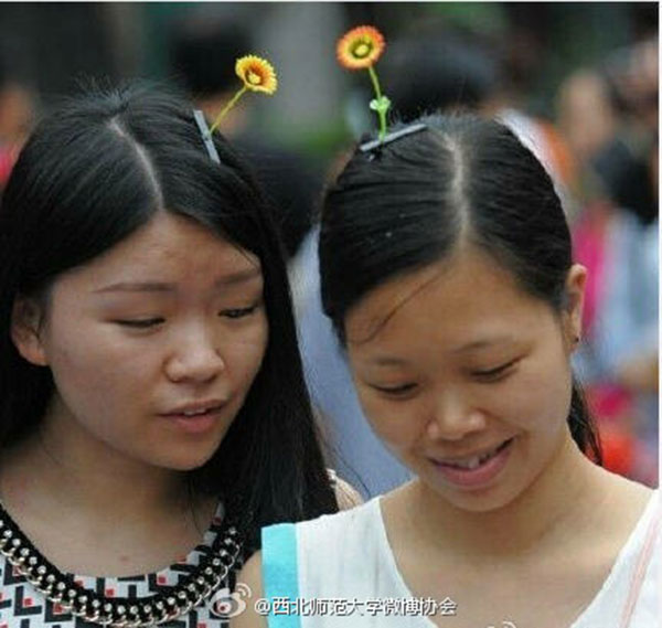 Dos chicas llevan horquillas con flores. [Foto/SinaWeibo]