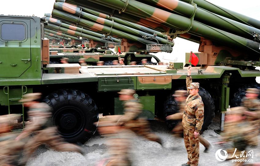 Fuerza china de artillería realiza ejercicios con municiones reales