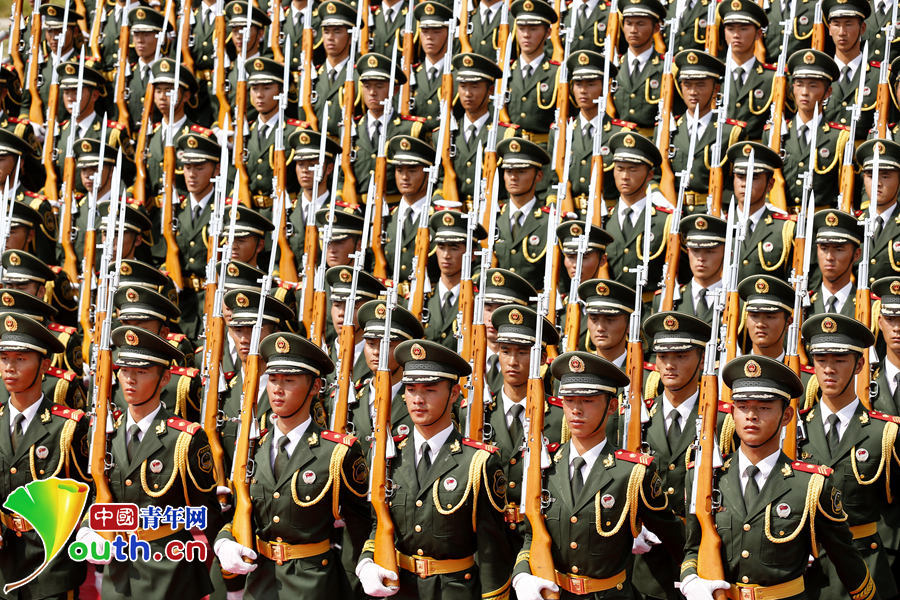 Policía armada china de la formación de la ceremonia de izamiento de bandera nacional