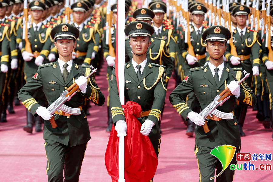 Policía armada china de la formación de la ceremonia de izamiento de bandera nacional