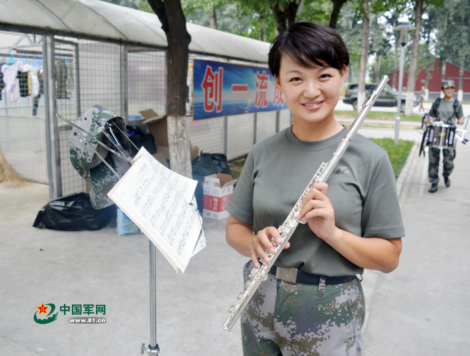 Mujeres de orquesta del ejército chino que participa en desfile militar