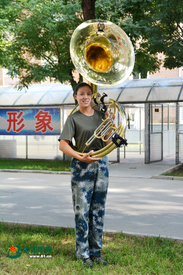 Mujeres de orquesta del ejército chino que participa en desfile militar