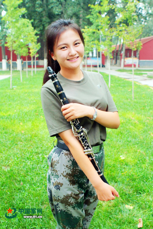 Mujeres de orquesta del ejército chino que participa en desfile militar