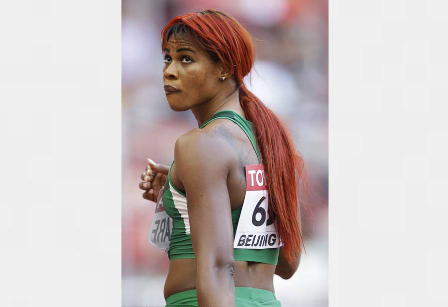 Blessing Okagbare de Nigeria durante la carreta femenina de 100 metros en el Mundial de Atletismo de Pekín, 23 de agosto de2015. 