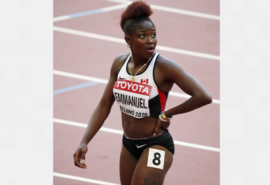 Crystal Emmanuel de Canadá durante la carrera femenina de 100 metros en el Mundial de Atletismo de Pekín, 23 de agosto de2015. 