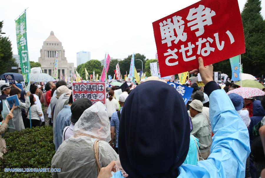Unos 120.000 manifestantes rodean Dieta japonesa en protesta por reforma seguridad