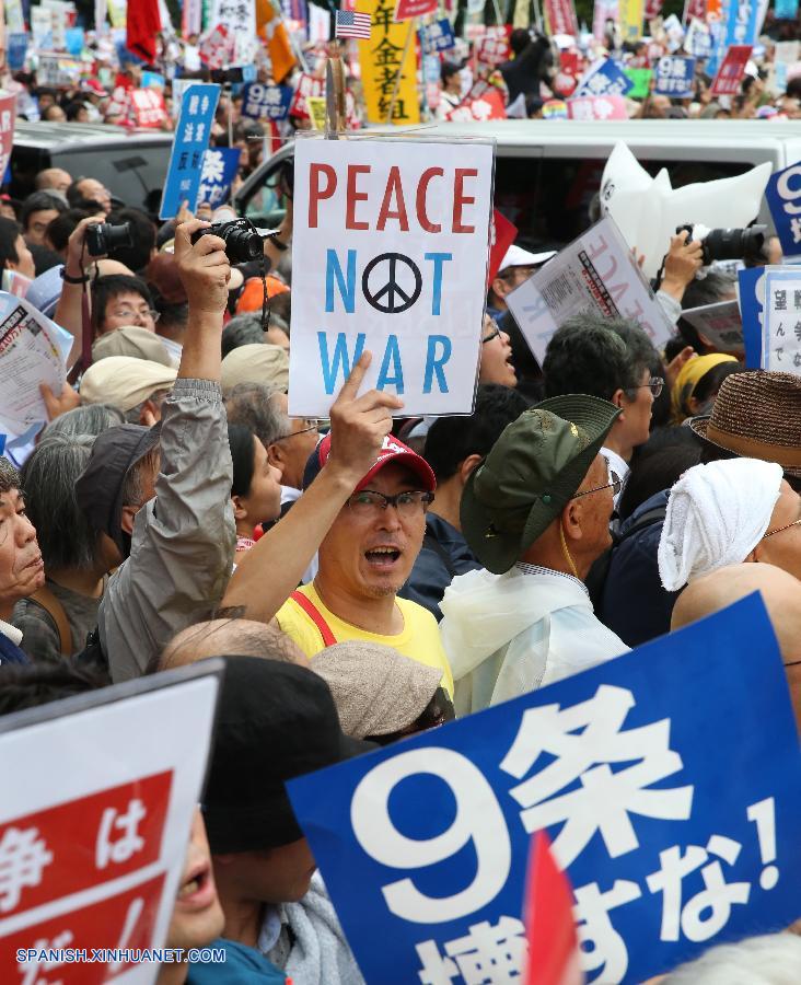 Unos 120.000 manifestantes rodean Dieta japonesa en protesta por reforma seguridad