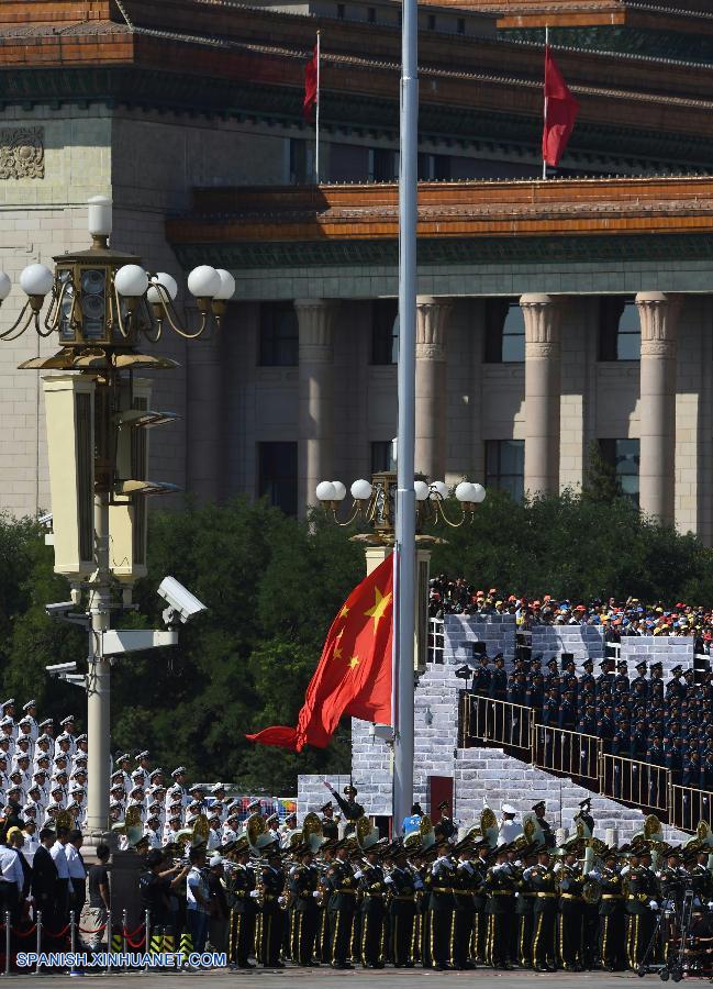 Izada bandera nacional sobre la Plaza de Tian'anmen por Día de la Victoria