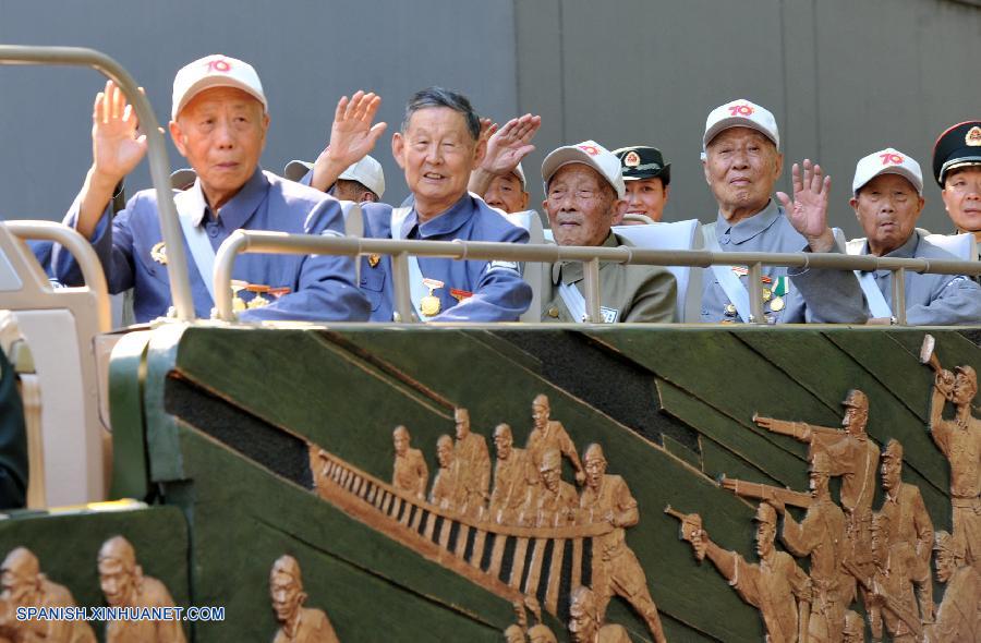 Veteranos de la guerra antijaponesa encabezan desfile militar en Día de la Victoria de China