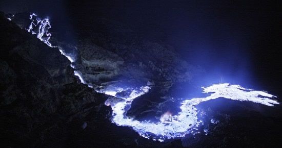 Un extraordinario volcán escupe lava azul