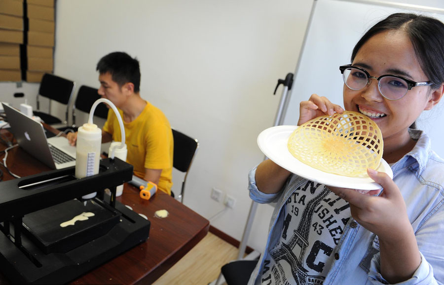 Una compañera de Wang prueba un original crepe en la oficina de Pekín, el 1 de septiembre de 2015.